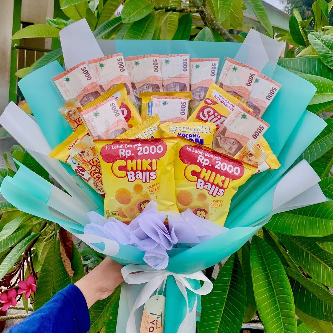 Snack & Cash Combo Bouquet