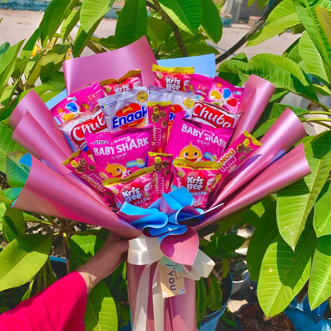 Sweet Pink Snack Bouquet